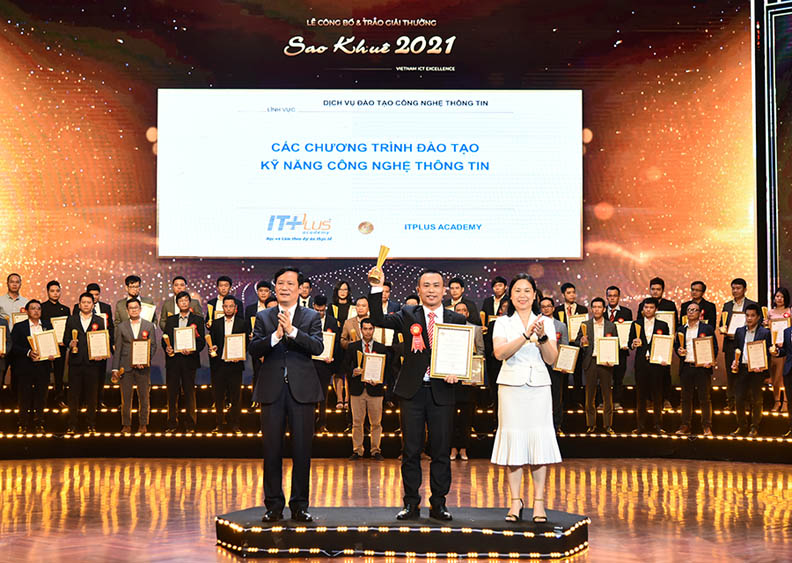 Ông Hoàng Văn Thắng – Giám đốc/ CEO ITPlus Academy nhận danh hiệu Sao khuê năm 2021.