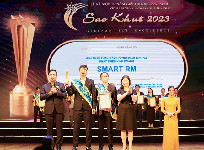 BAOVIET Bank và Hyperlogy ghi dấu sự hợp tác với Giải thưởng Sao Khuê 2023 cho giải pháp Smart RM